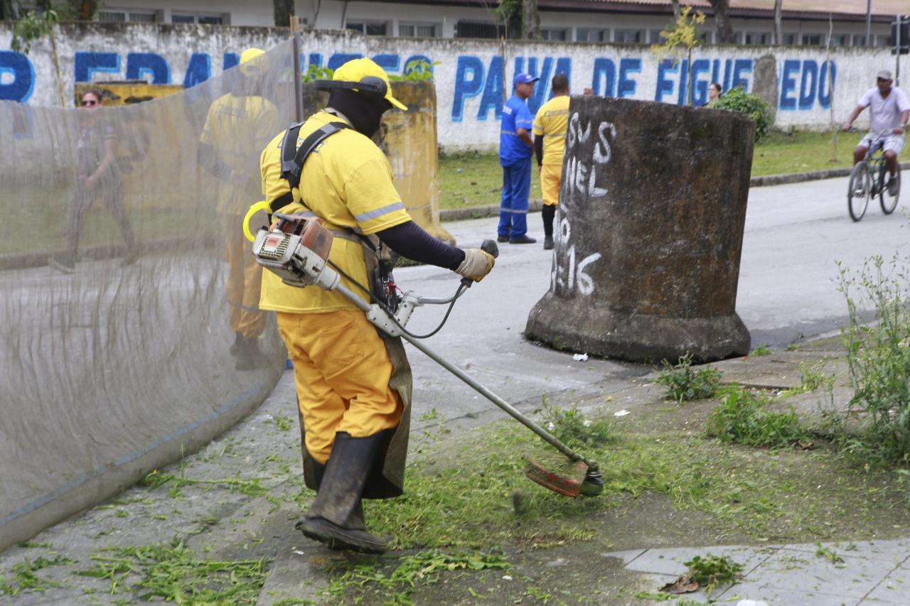 Em Guarujá, serviços de zeladoria  acontecem por todo o município