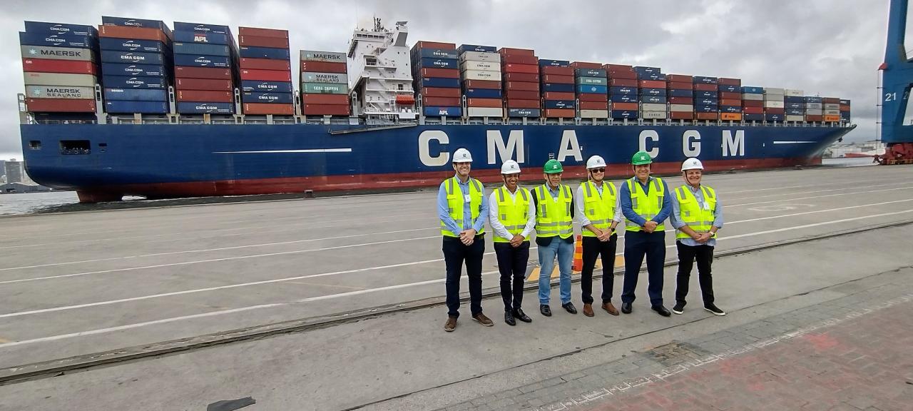 Maior navio em comprimento a entrar no Porto atraca em Guarujá
