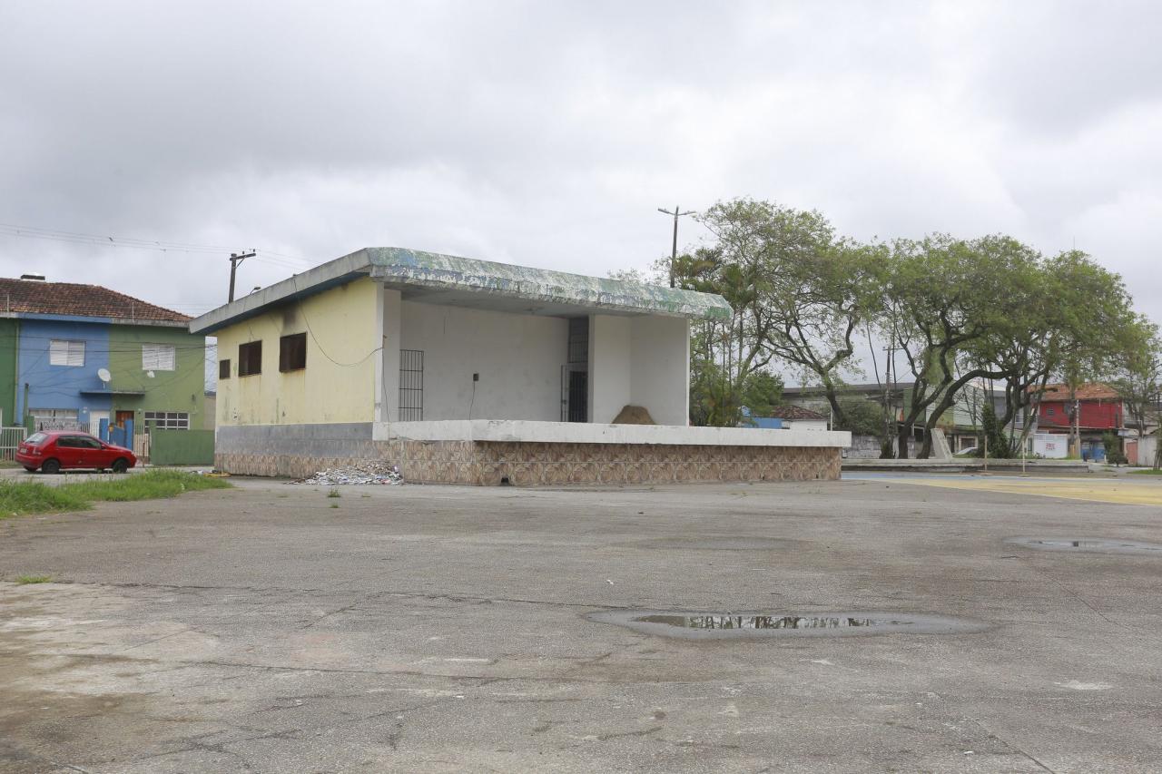 Prefeitura de Guarujá realiza reforma na Praça do Povo, no Santa Rosa