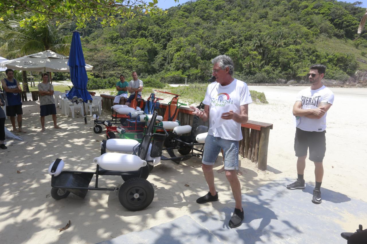 Guarujá recebe treinamento do Programa Praia Acessível e ganha seis cadeiras anfíbias