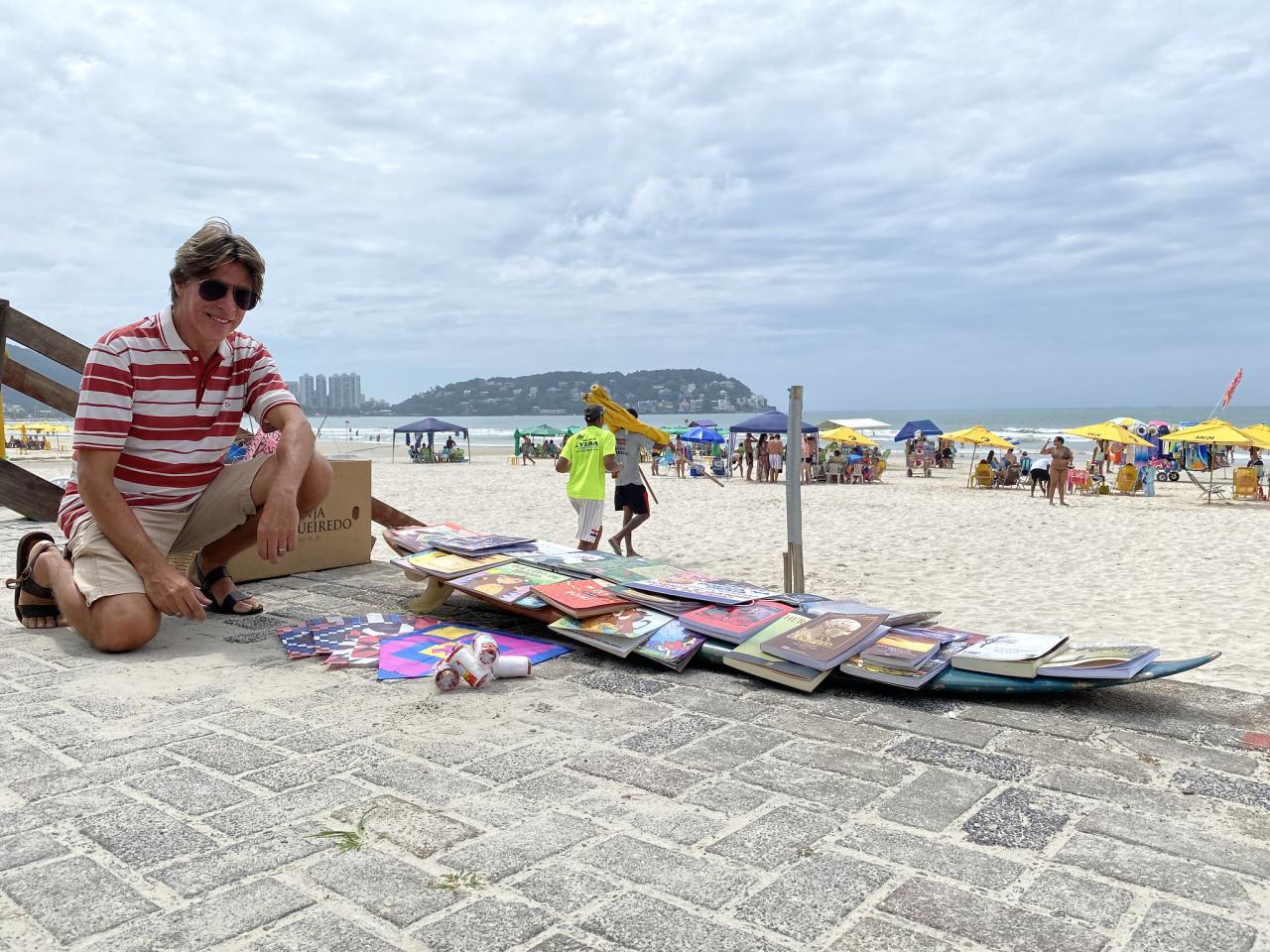 Em Guarujá, mediador de leitura distribui   livros em troca de um sorriso