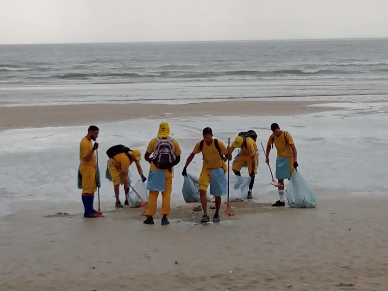 Guarujá define ações de limpeza das praias na virada e temporada de verão