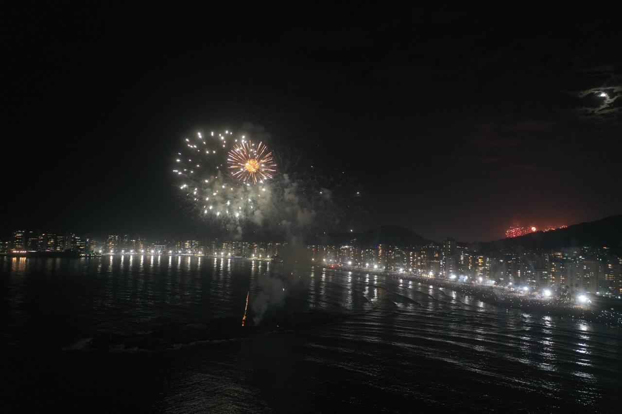A chegada de 2023 foi celebrada na Cidade com um espetáculo de cores e luzes, à beira-mar. A Prefeitura de Guarujá realizou a tão esperada queima de f