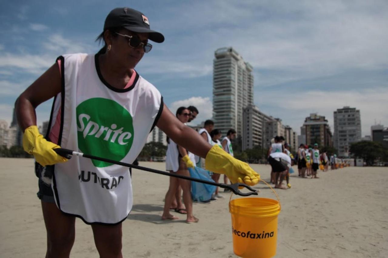 Com mutirão de limpeza, Santos participa de ação de combate ao lixo no mar