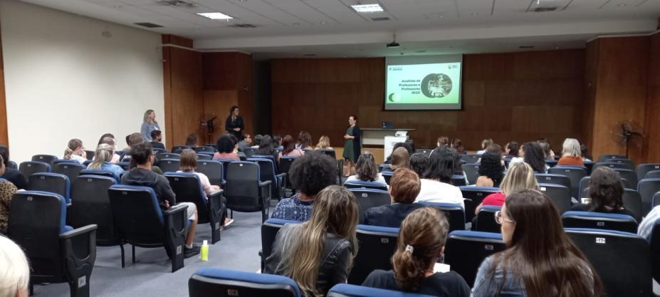 Professores adjuntos que ingressaram na rede municipal em Santos participam de formação
