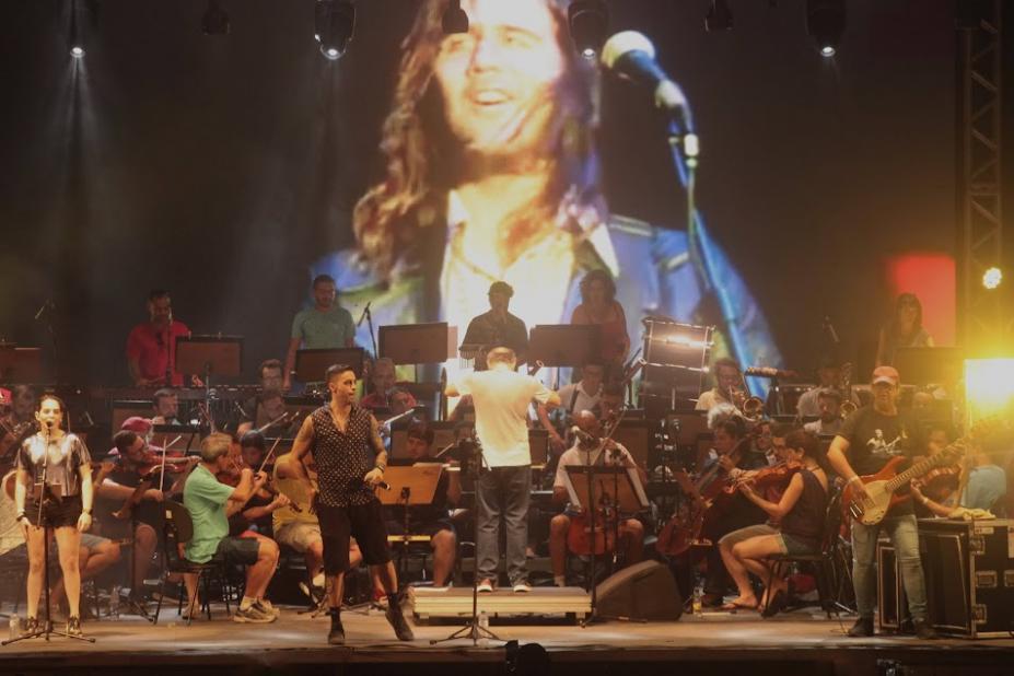 Sinfônica encanta público na praia, e Seu Jorge encerra comemorações dos 477 anos de Santos neste domingo