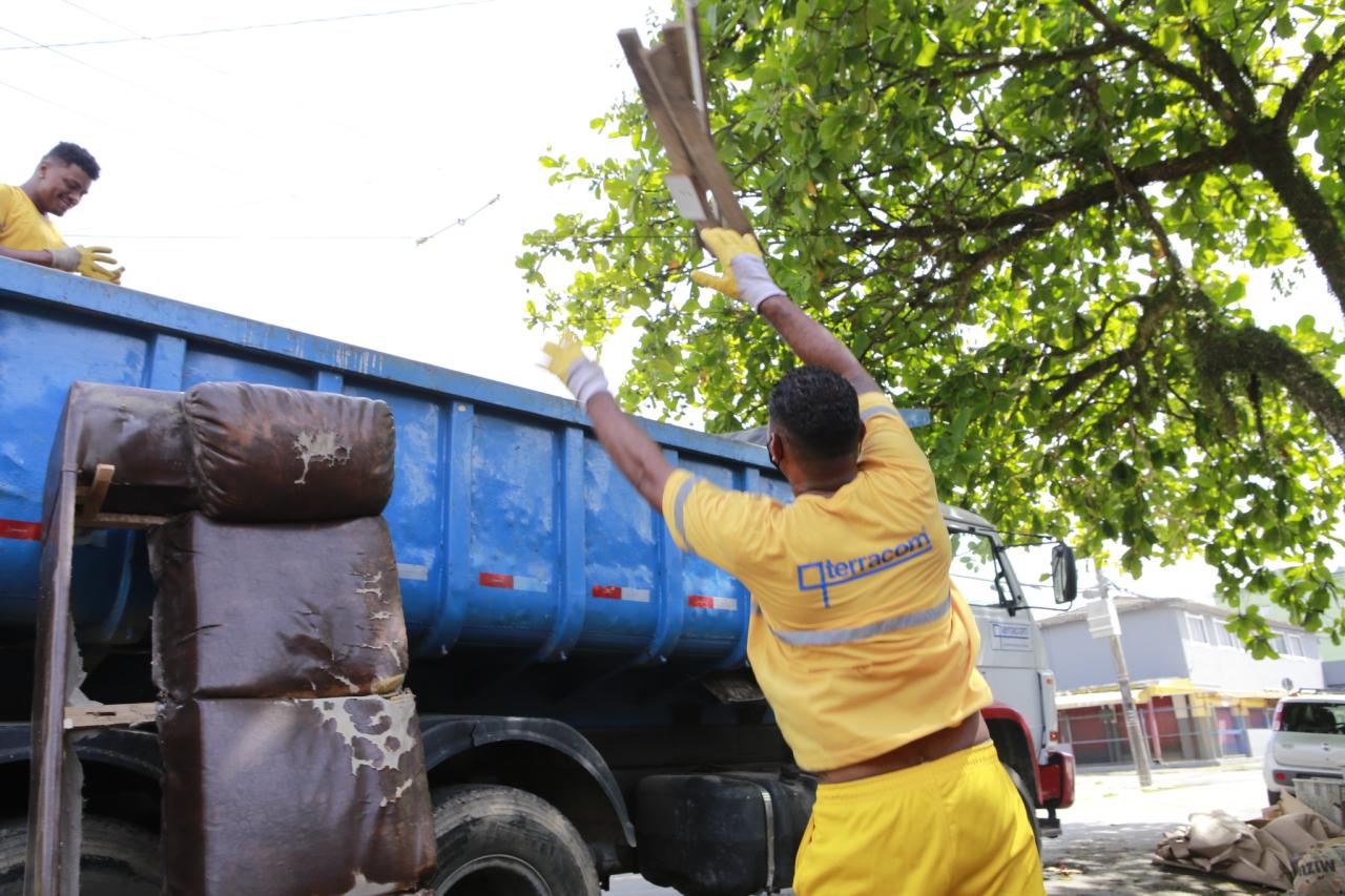 De tapete a sofá: Prefeitura de Guarujá  retira objetos inusitados de canais da Cidade