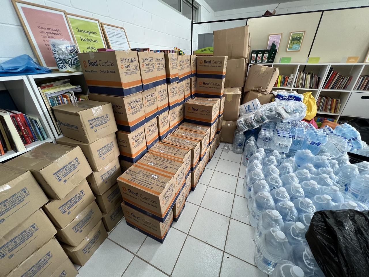 Famílias começam a retornar para casa e Prefeitura mantém um alojamento