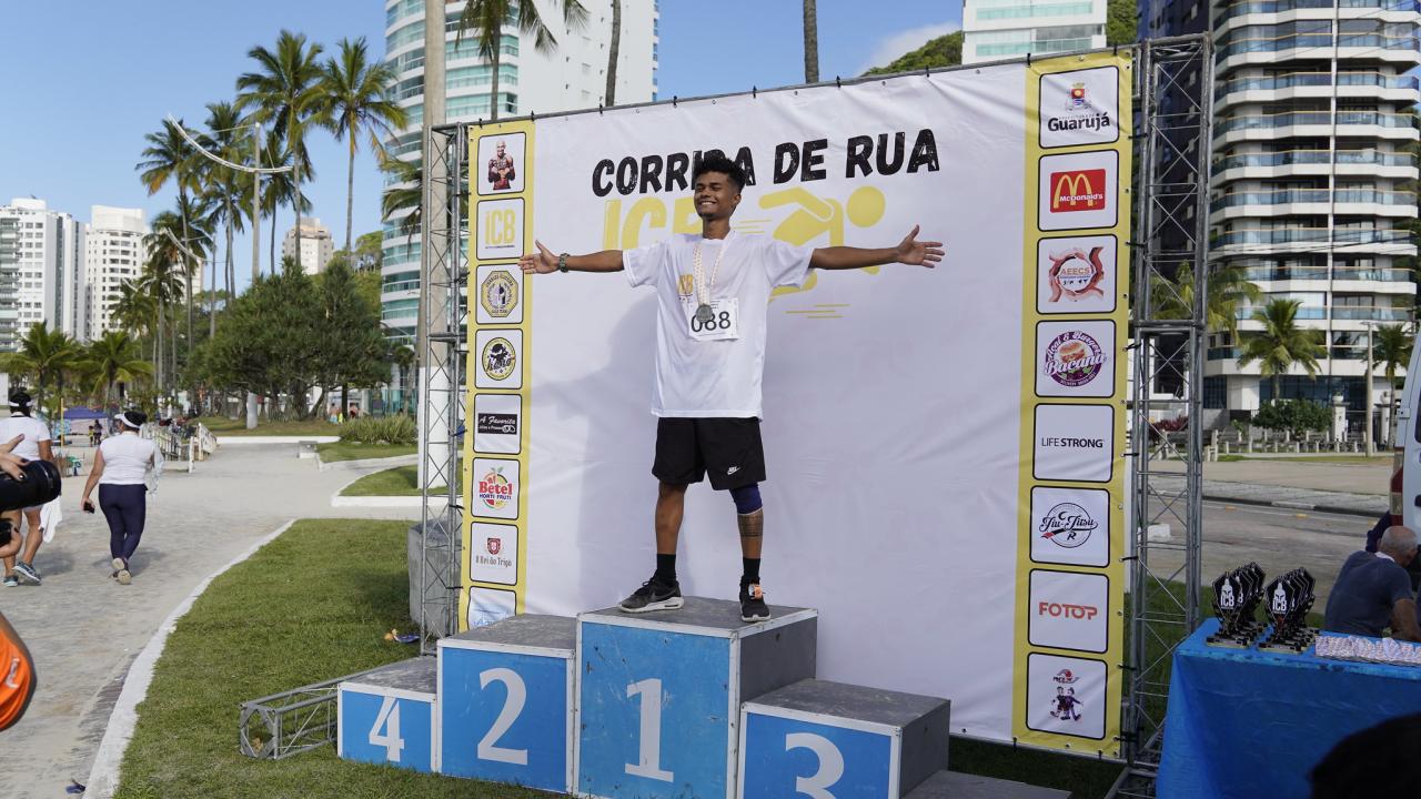 Corrida do Instituto Charles do Bronxs reúne gerações, PMs da Alegria e lutadores do UFC