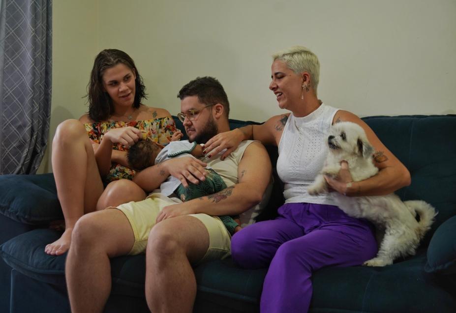 Família acolhedora em Santos reforça afeto com a chegada de ‘Bia’