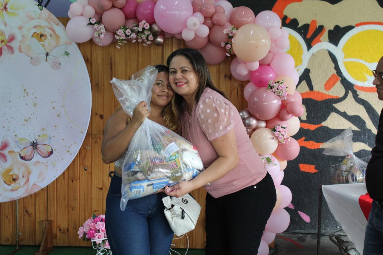 Fundo Social de Cubatão entrega alimentos e brindes para famílias carentes do Município