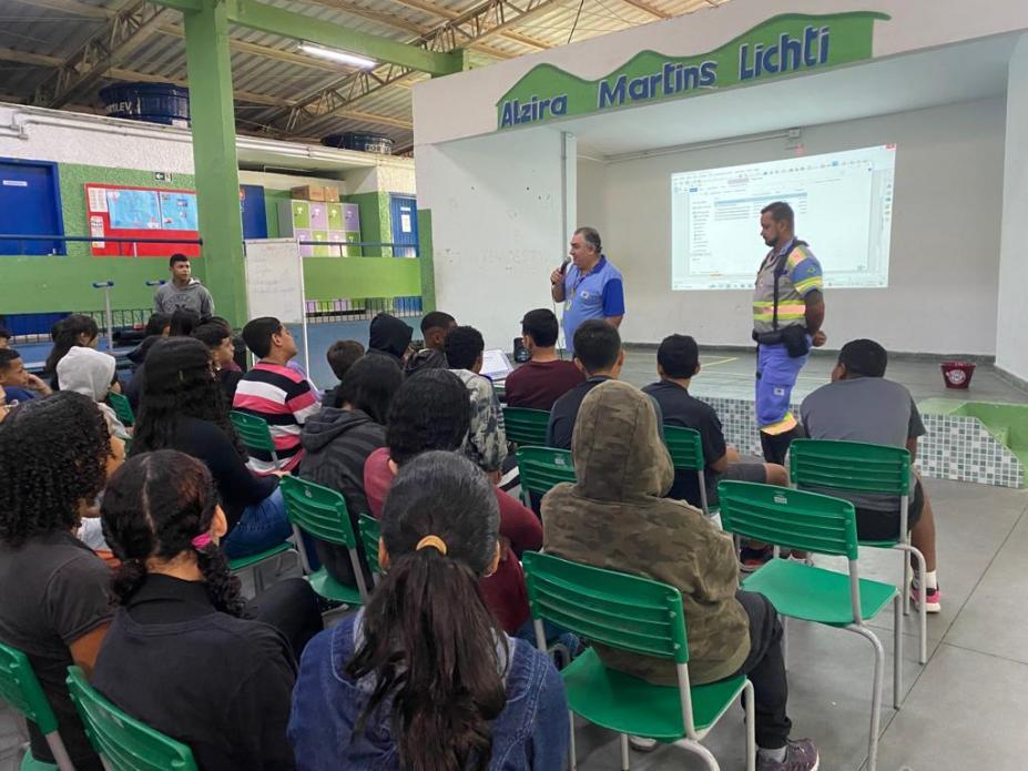 Jovens de Santos tomam iniciativa para se conscientizar sobre segurança no trânsito