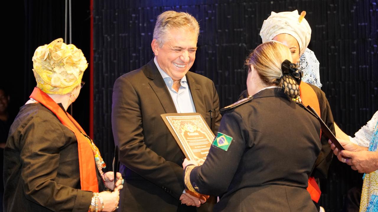 Personalidades de Guarujá recebem outorga do título Dr. Honoris Causa