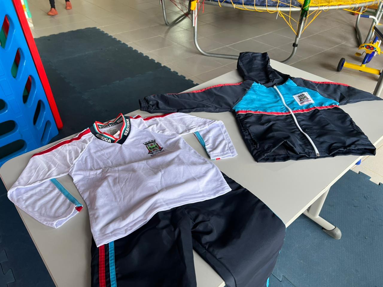 Prefeitura de Bertioga entrega mais de 9 mil kits de uniforme de inverno para a rede municipal