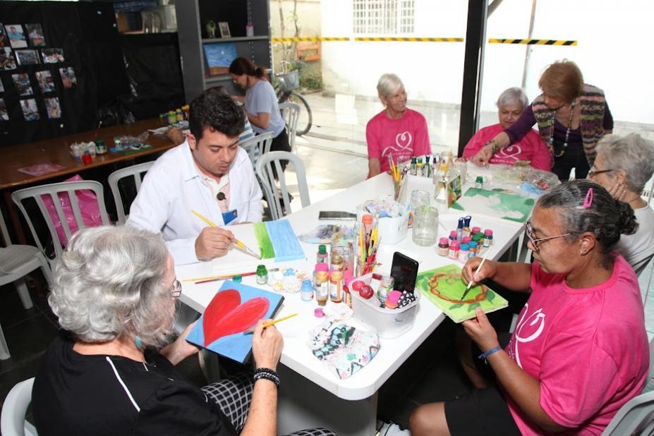 Arteterapia motiva idosos e vira exposição em Santos