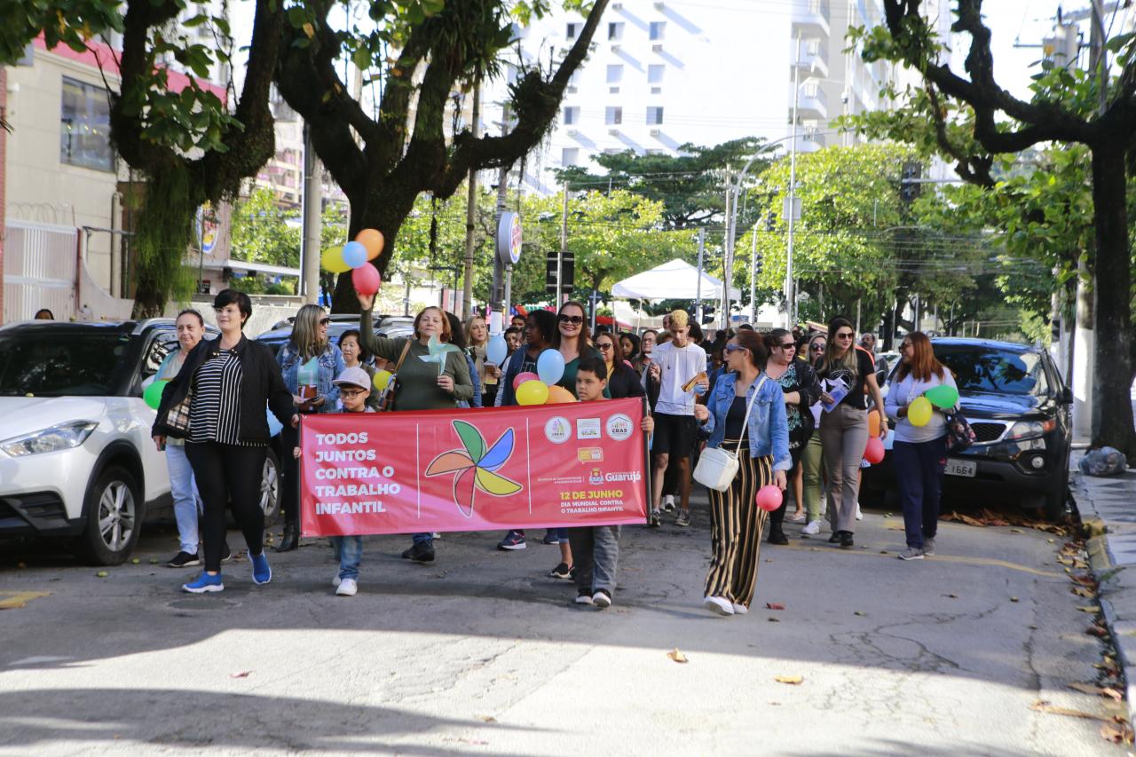 Em Guarujá, caminhada contra o trabalho infantil reúne pessoas de todas as idades