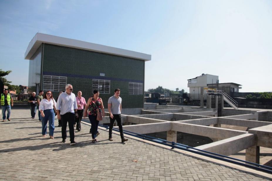 Moradores conhecem funcionamento de estação elevatória contra enchentes na Zona Noroeste de Santos