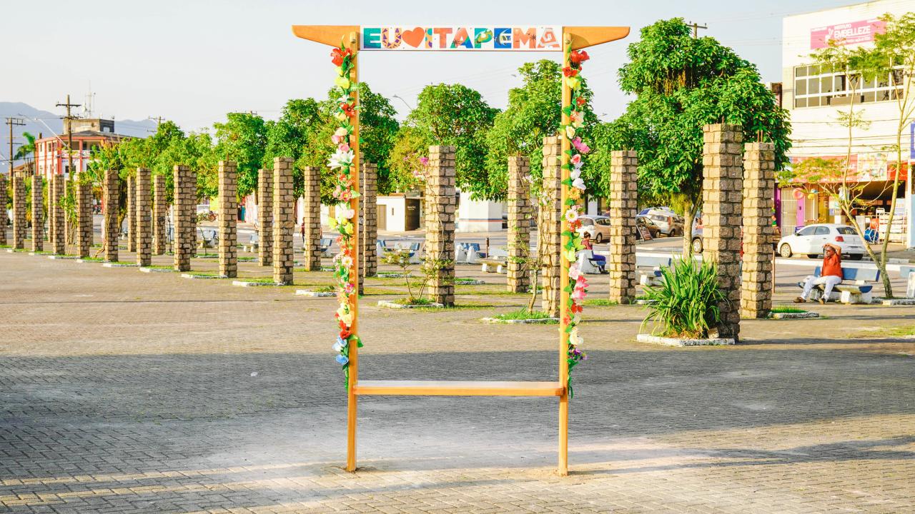Portal de flores instagramável é instalado no Distrito de Vicente de Carvalho
