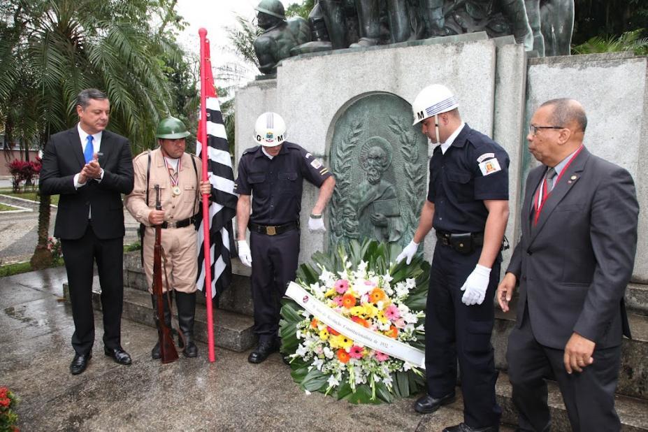 Ato cívico em Santos celebra os 91 anos da Revolução de 1932