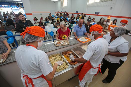 Bom Prato Praia Grande serve cardápio especial para comemorar seu primeiro aniversário