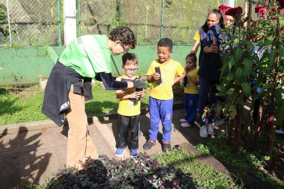 Criançada curte oficina de plantio nas atividades de férias do Jardim Botânico de Santos
