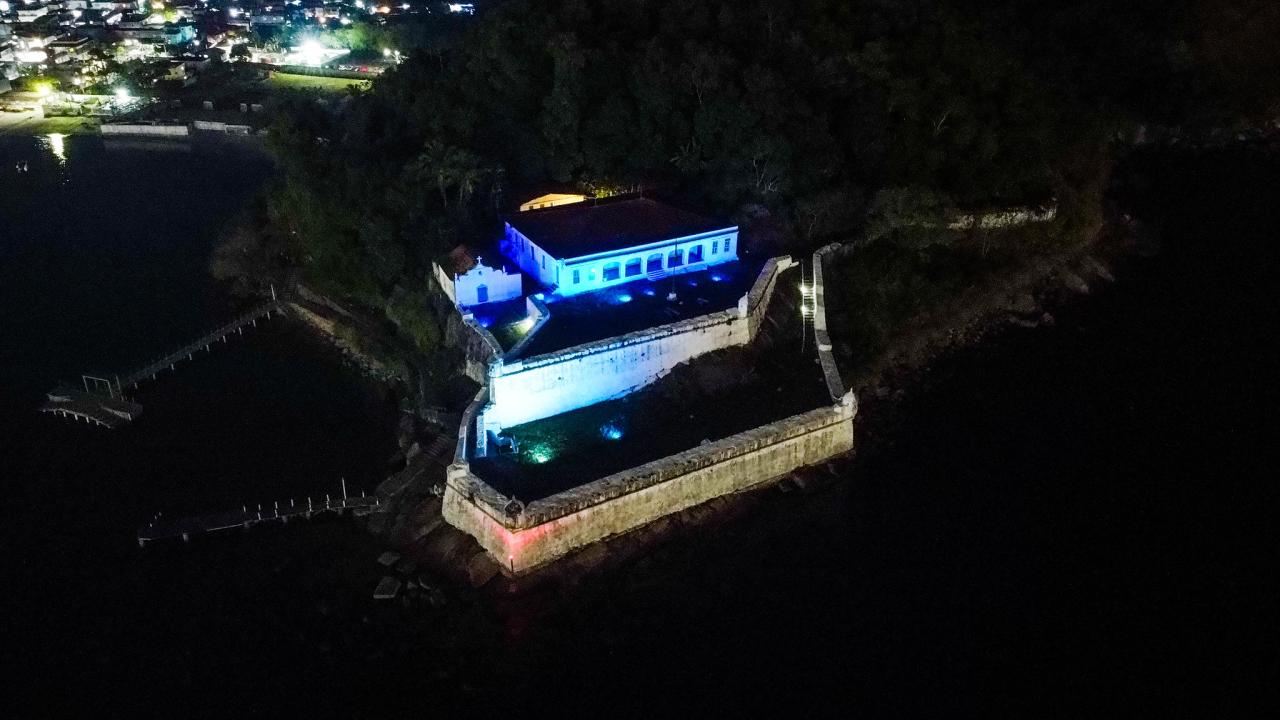 Fortaleza da Barra tem iluminação azul para alertar sobre afogamentos