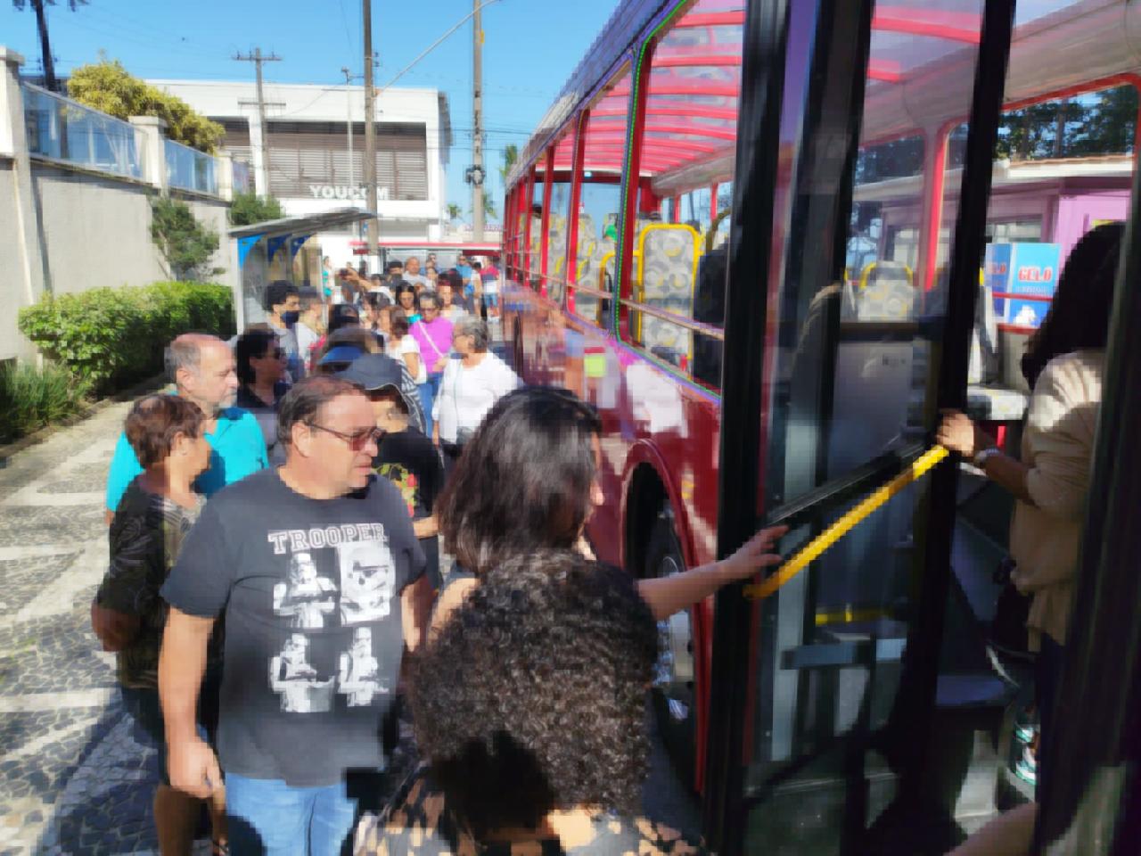 Ônibus turístico atrai quase 600 pessoas em um dia