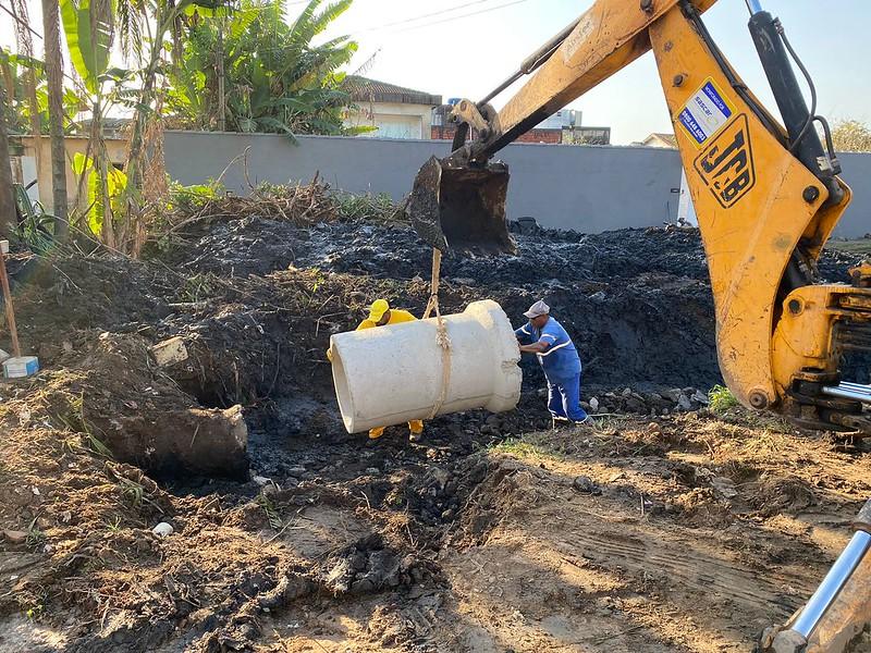 Prefeitura de Guarujá realiza canalização e fechamento de vala no bairro Santa Rosa III