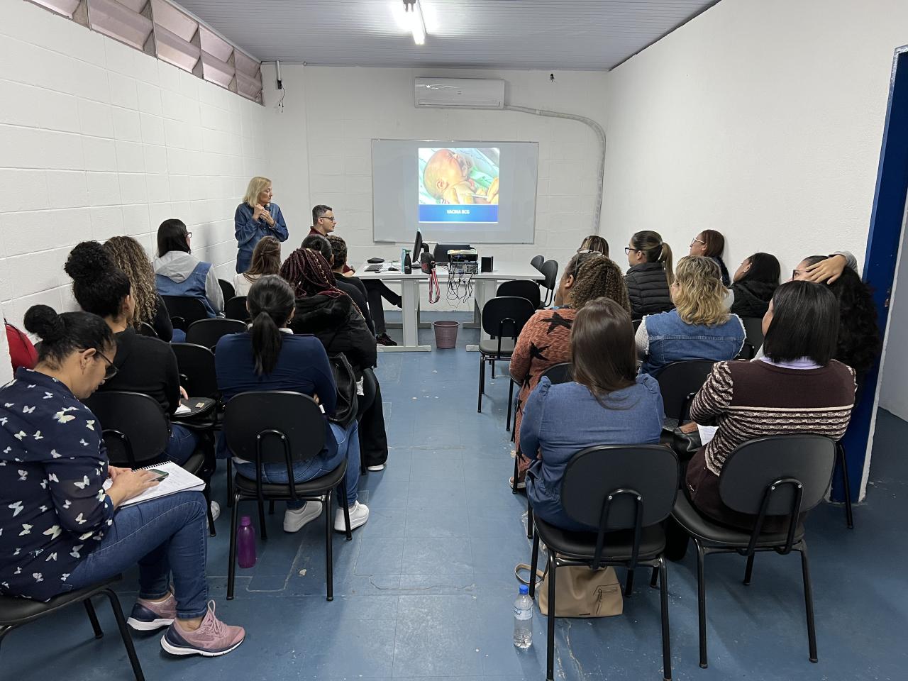 Técnicos e enfermeiros da rede  municipal recebem capacitação