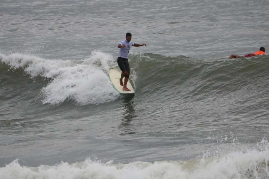 Festival reúne lendas e promessas do longboard no Quebra-Mar, em Santos