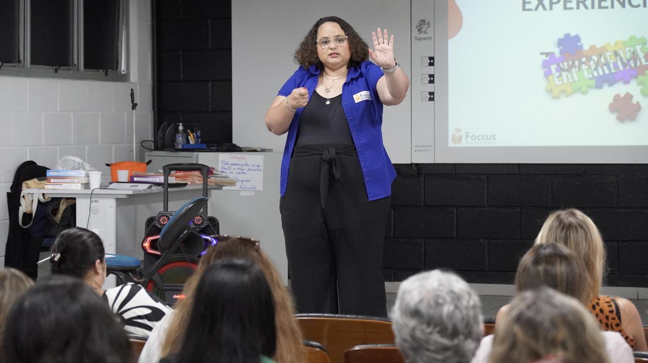 Guarujá capacita professores da rede municipal  de ensino em projeto de língua de sinais