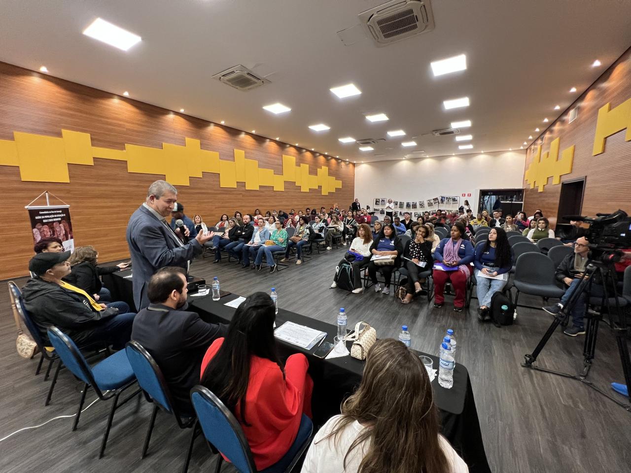 Guarujá debate políticas de saúde para população em situação de rua