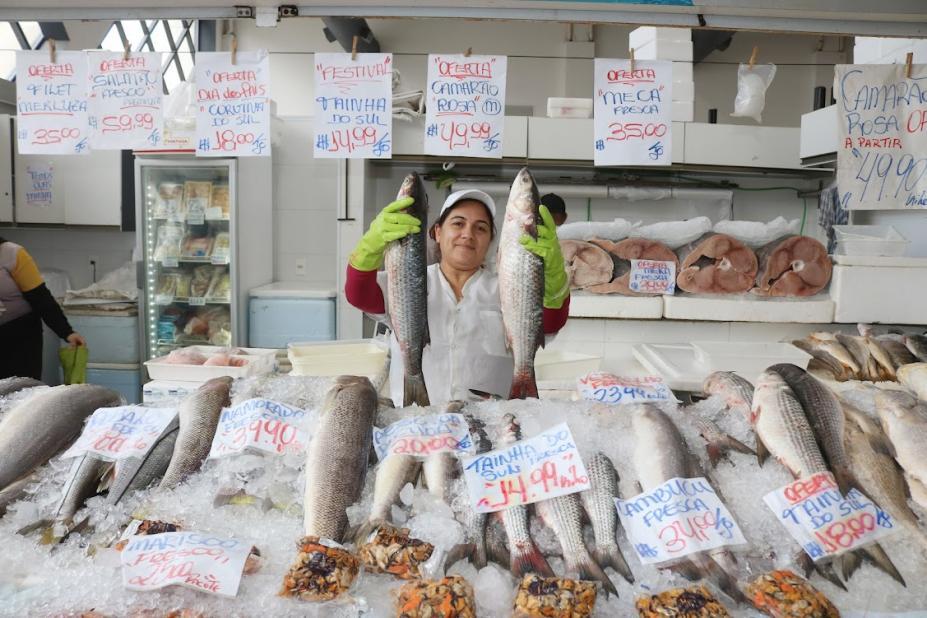 Mercado de Peixes de Santos realiza festivais oferecendo tainha e sardinha com descontos