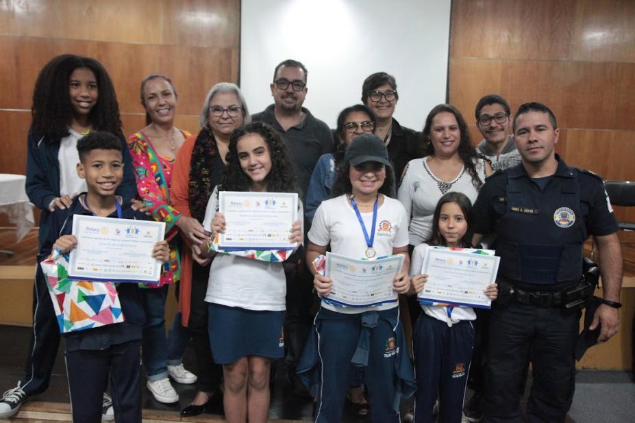 Programa que estimula o companheirismo premia alunos de escola santista