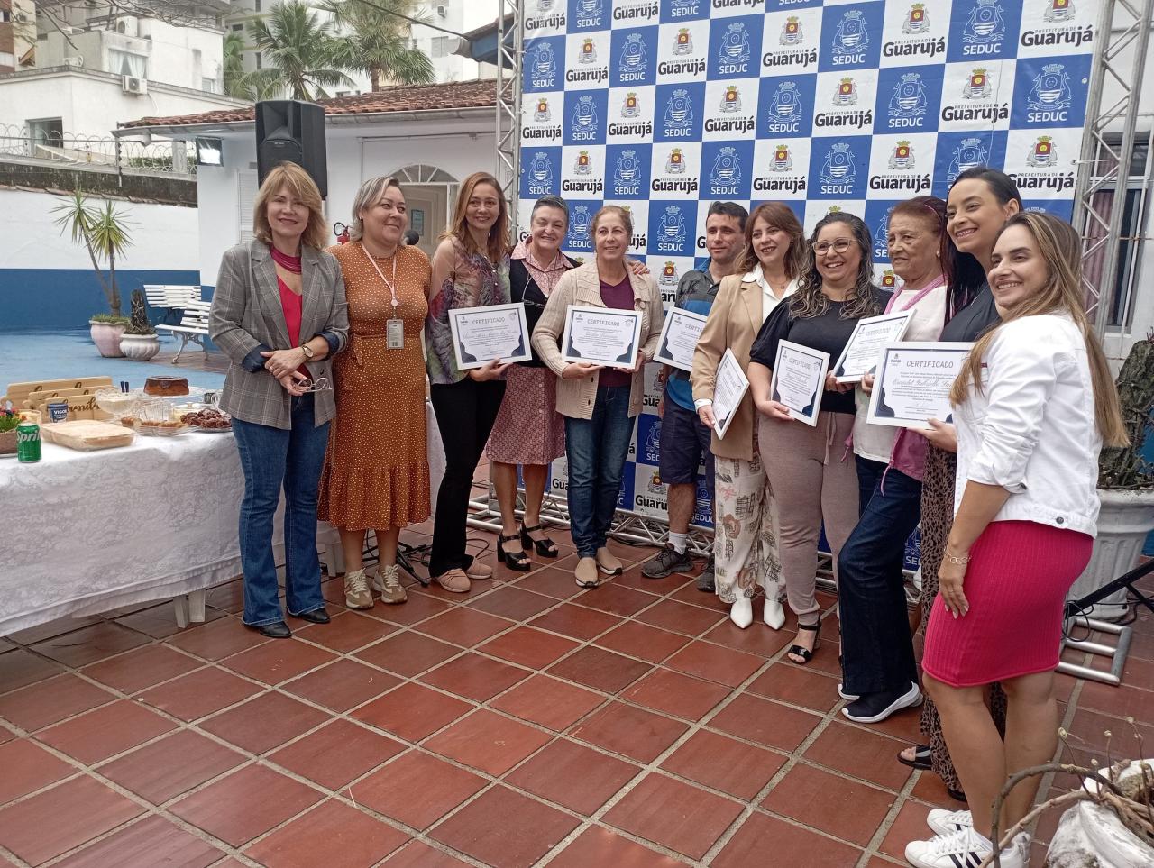 Guarujá presta homenagem a nove voluntários da Casa do Educador