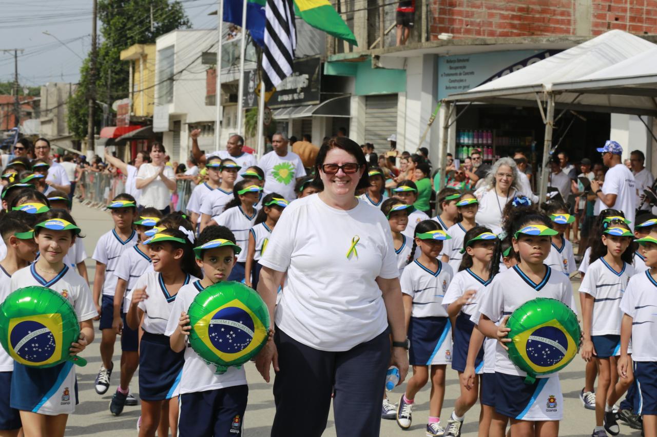 Mais de 2 mil alunos participam de  desfile cívico no Perequê, em Guarujá