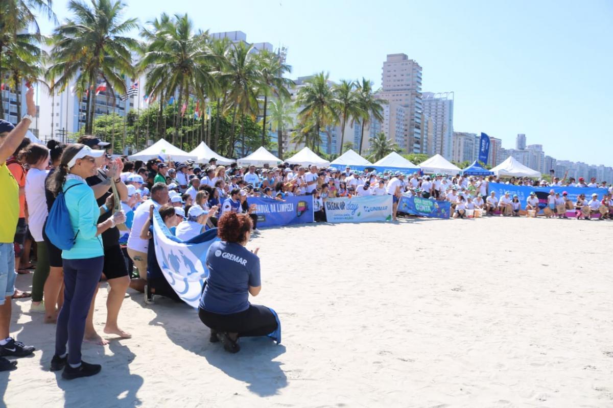 Mais de mil voluntários se juntam em mutirão de limpeza e conscientização na praia de Santos