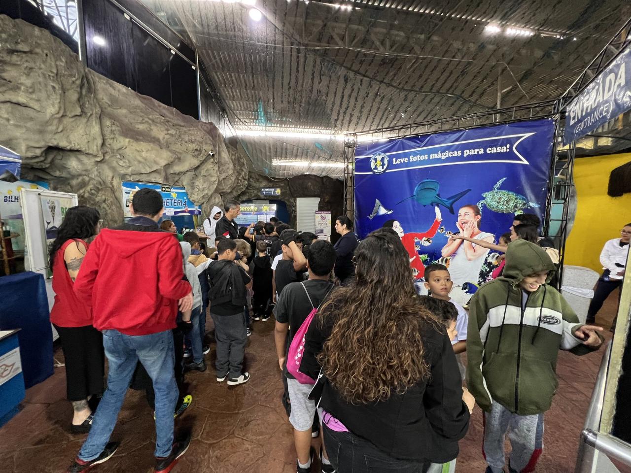 Prefeitura leva 44 crianças do Santo  Antônio para conhecer o aquário