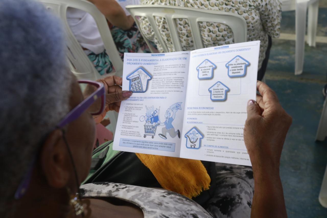 Procon Guarujá tira dúvidas dos consumidores na Vila Zilda