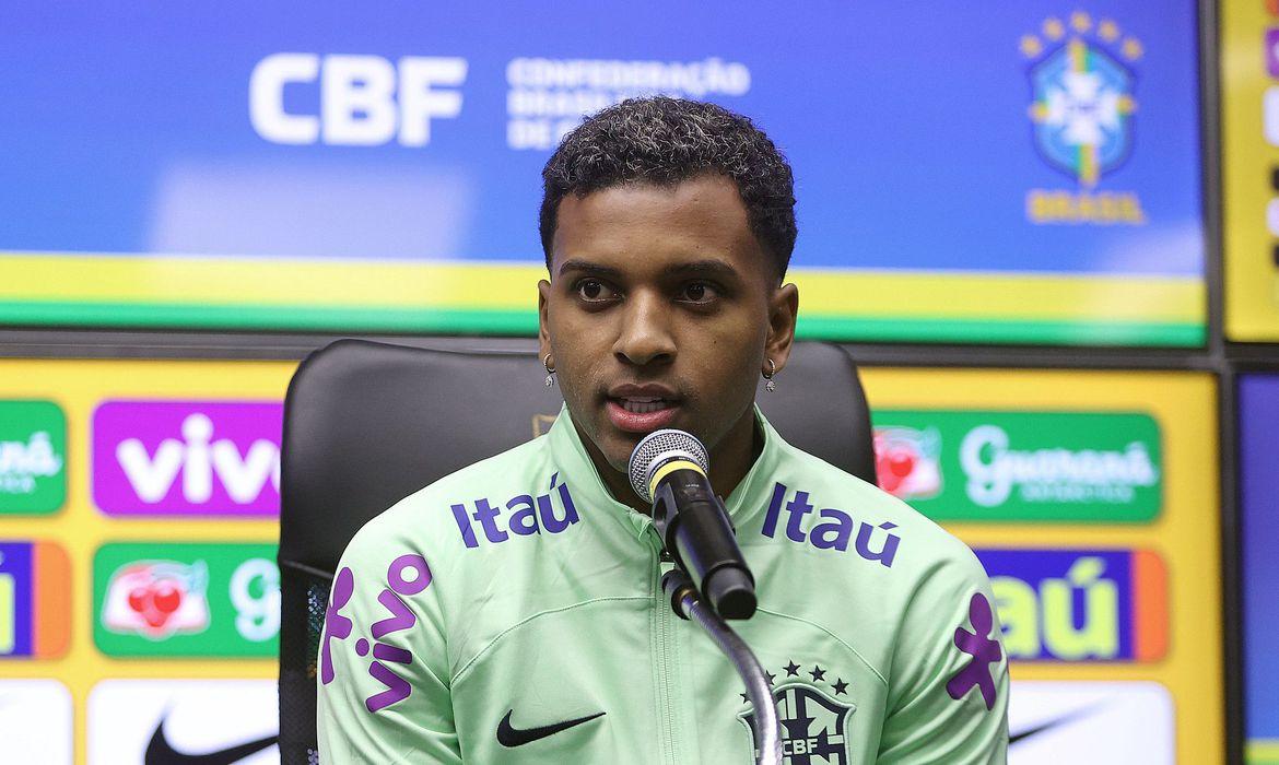 A seleção brasileira desembarcou neste sábado (14) em Montevidéu para prosseguir com os preparativos para o quarto duelo das Eliminatórias Sul-America
