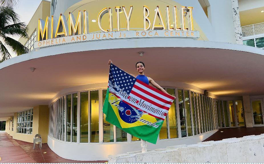 Bailarina de Guarujá garante vaga em curso intensivo de dança nos Estados Unidos em 2024