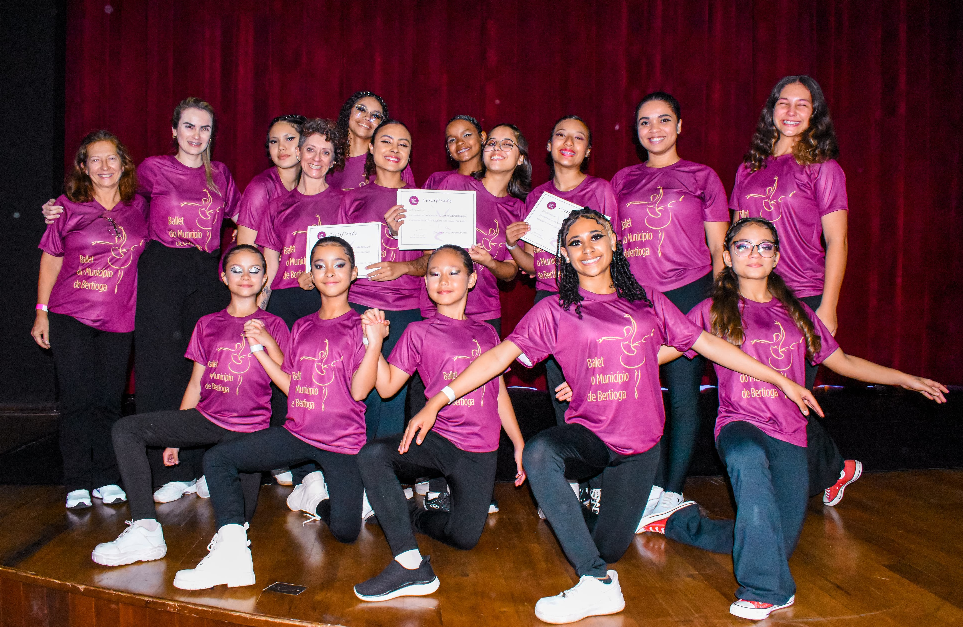 Bailarinas de Bertioga dominam pódio em renomado festival de dança em SP
