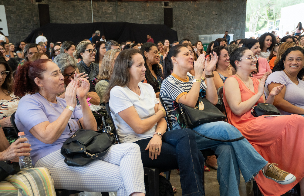 Dia dos Professores é celebrado com entrega de presentes e show de Vitor Sarro
