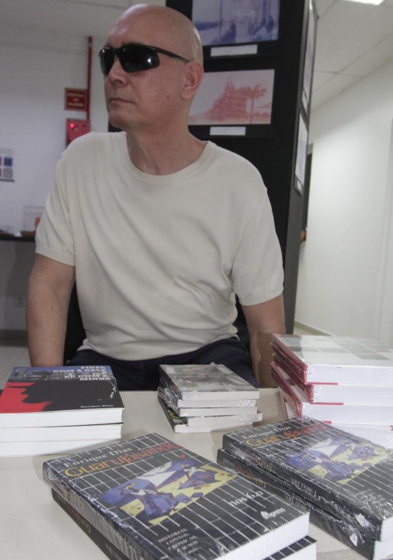 Exposição na Câmara de Guarujá proporciona tarde de autógrafos