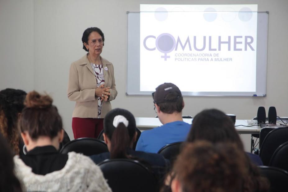 Palestra em Santos exemplifica formas de combate à violência contra a mulher