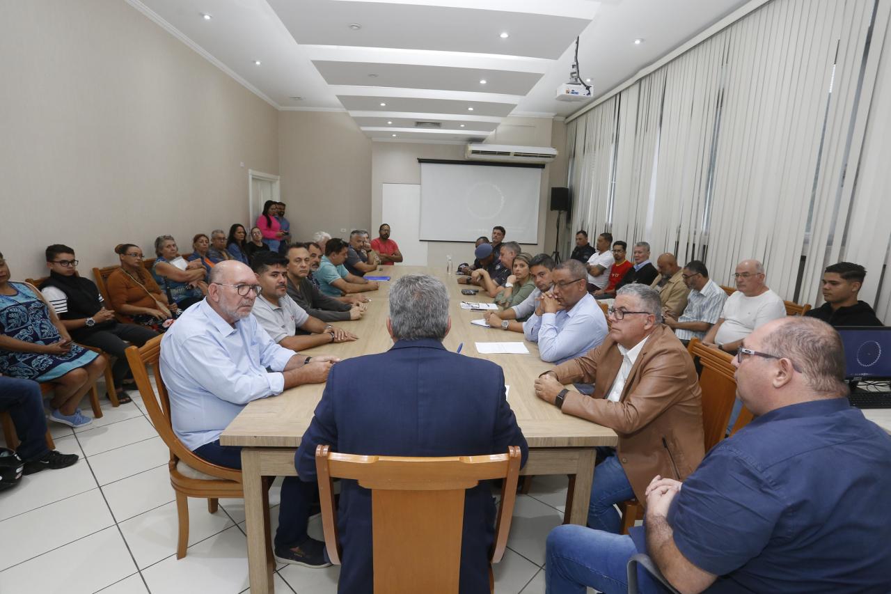 Prefeito de Guarujá se reúne com comerciantes e anuncia projetos e operações de segurança