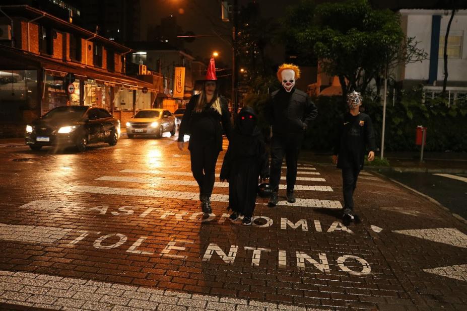 Rua Gastronômica de Santos terá noite de Halloween nesta terça-feira