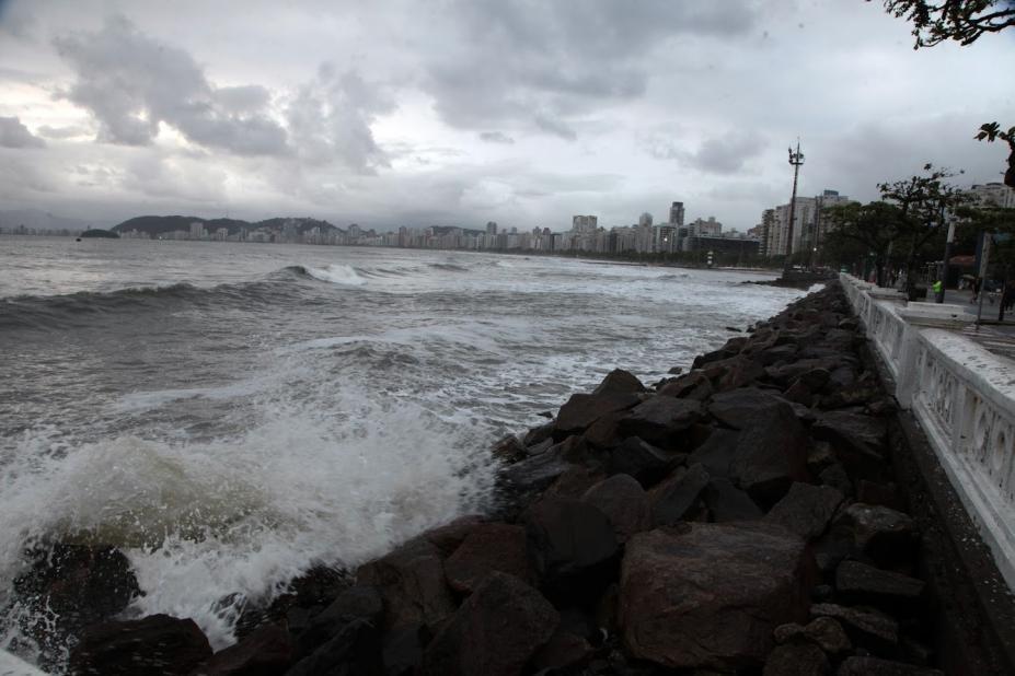 Santos tem previsão de chuva e alerta de ressaca para o feriadão