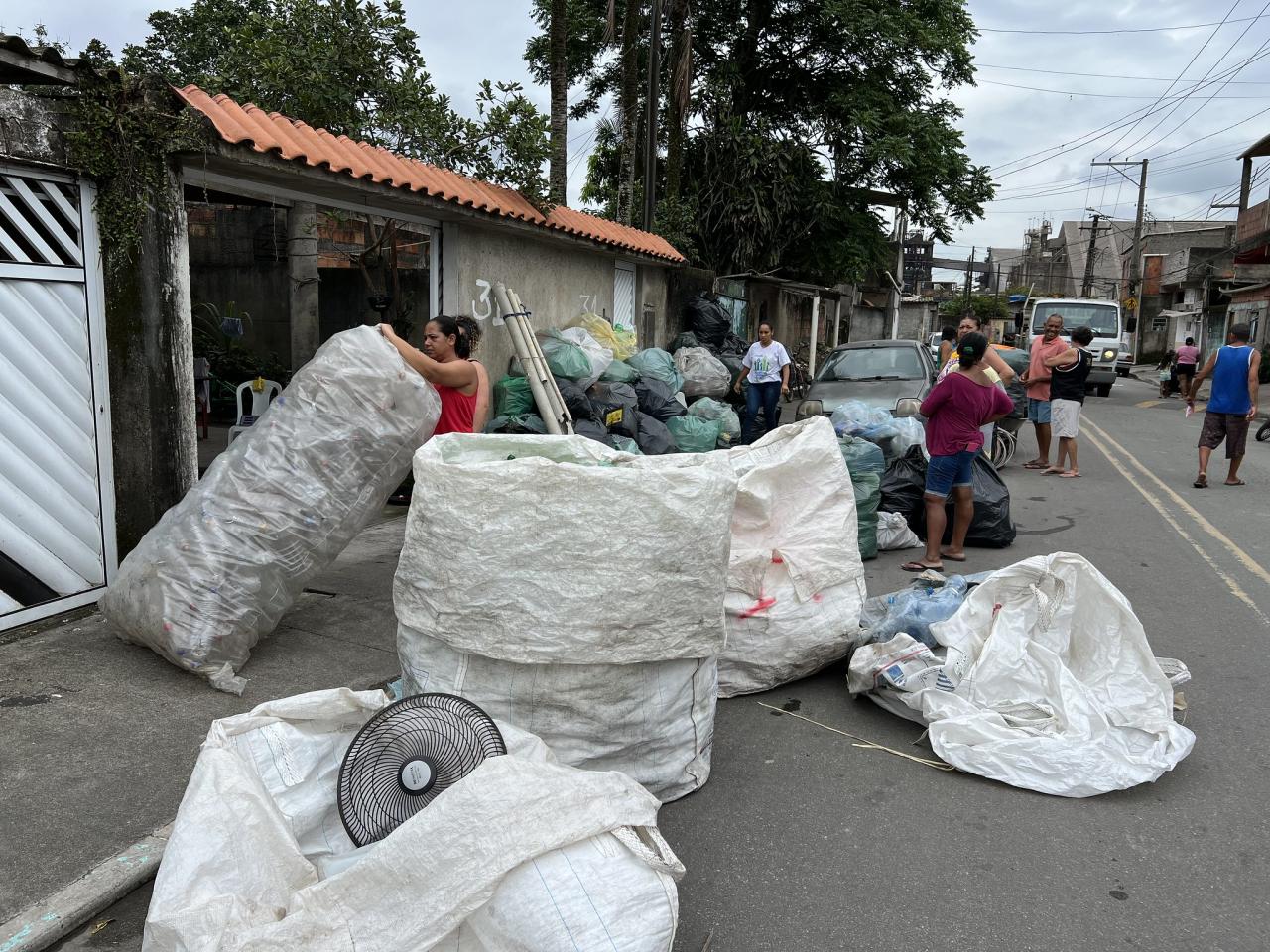 Guarujá retira mais de 800 kg  de plástico do meio ambiente