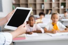 Programa de auxílio financeiro para educadores de Santos comprarem computadores abre inscrições na quinta-feira